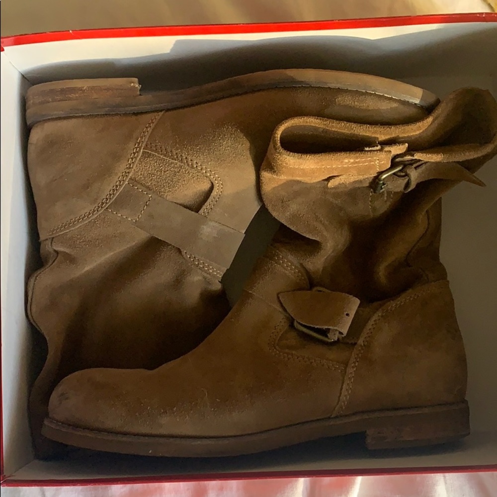 Guess taupe suede booties